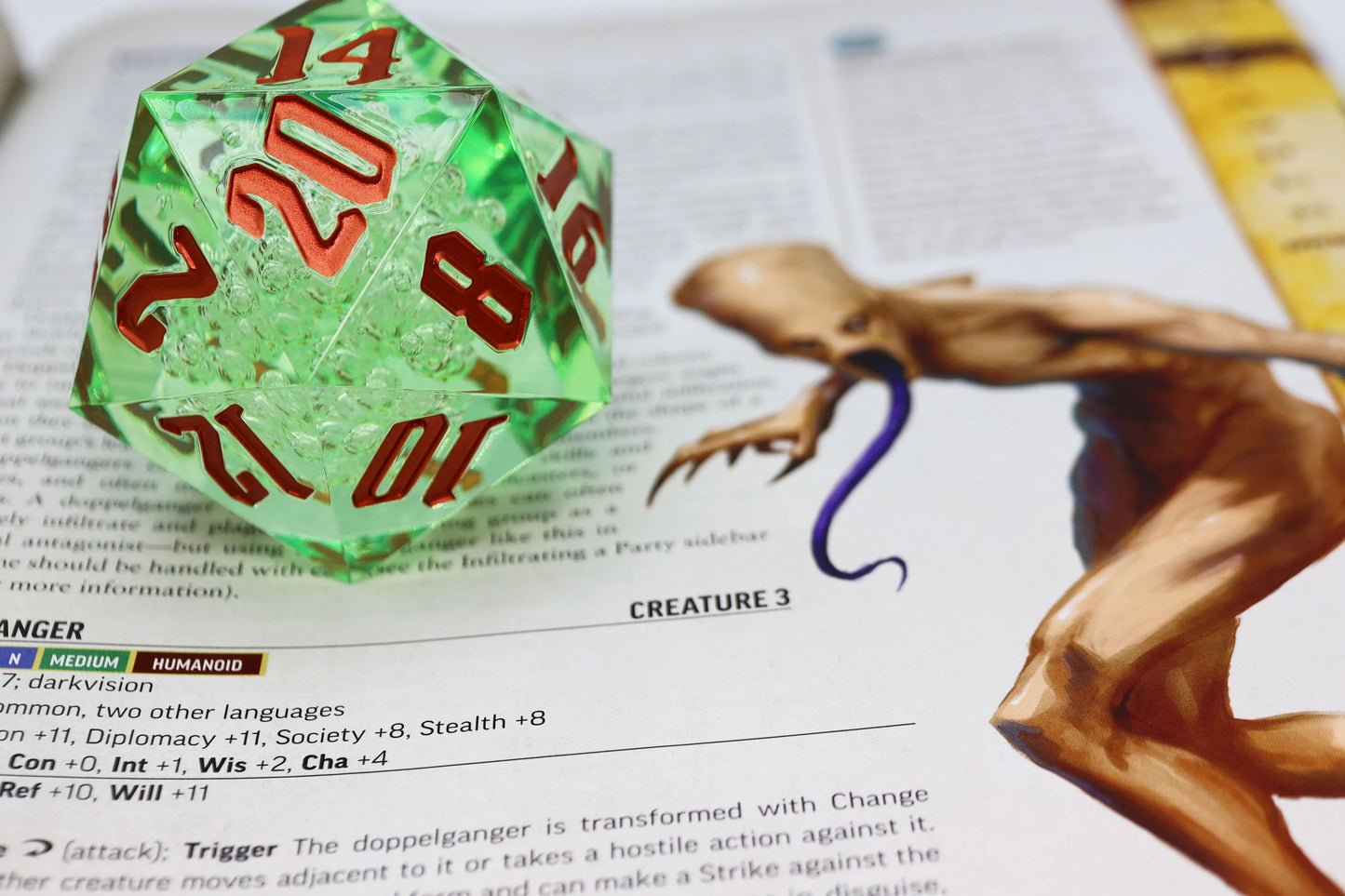 TITAN D20 - SHARP EDGE GREEN BUBBLES