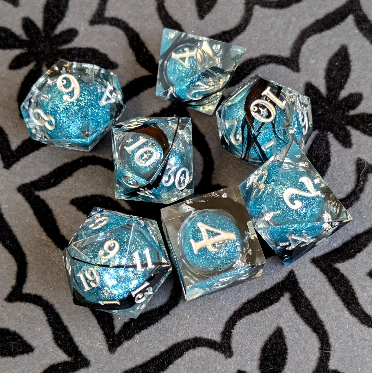 Feather - 7-Piece Liquid Core Sharp Edge Dice Set