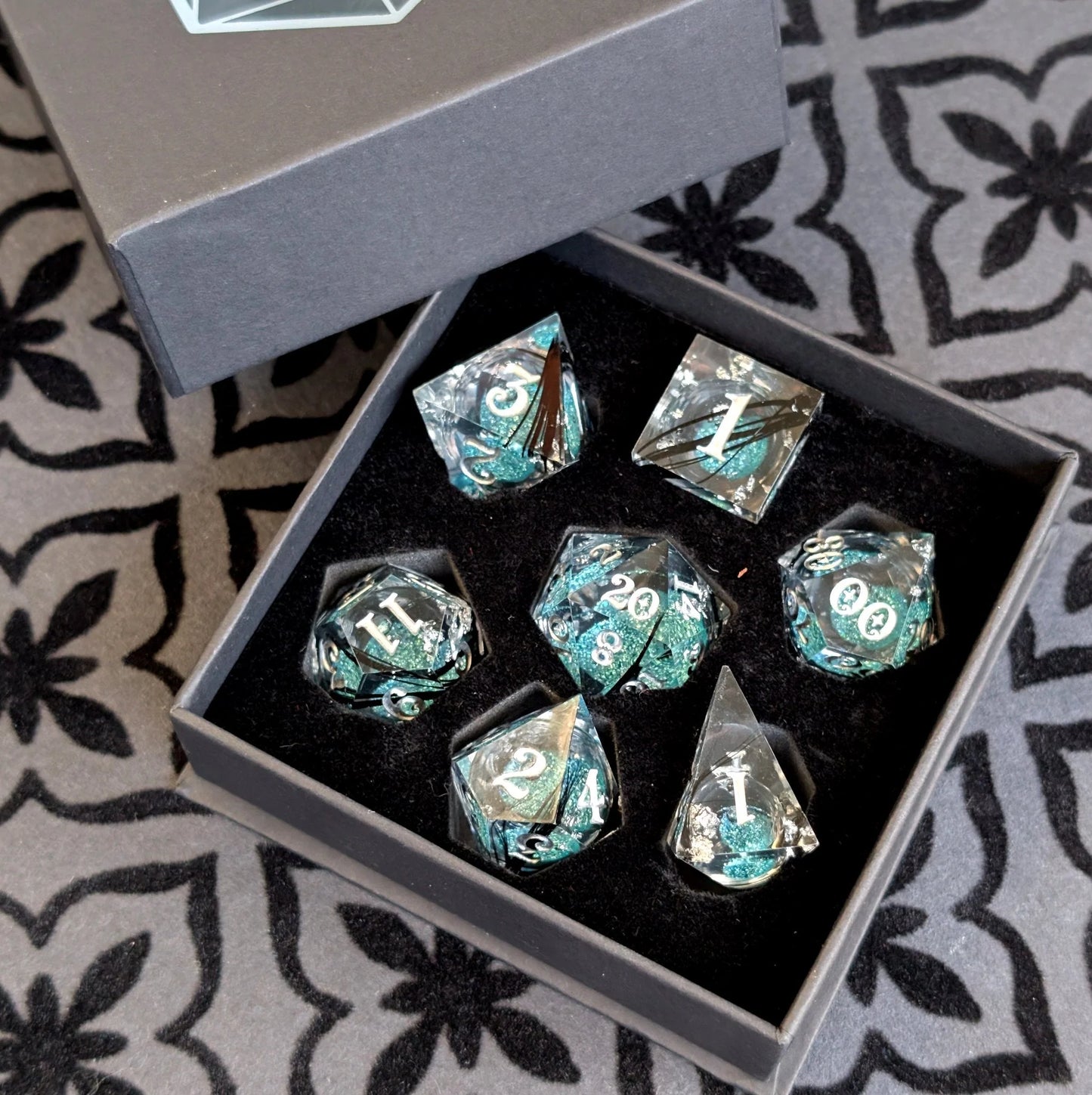 Feather - 7-Piece Liquid Core Sharp Edge Dice Set