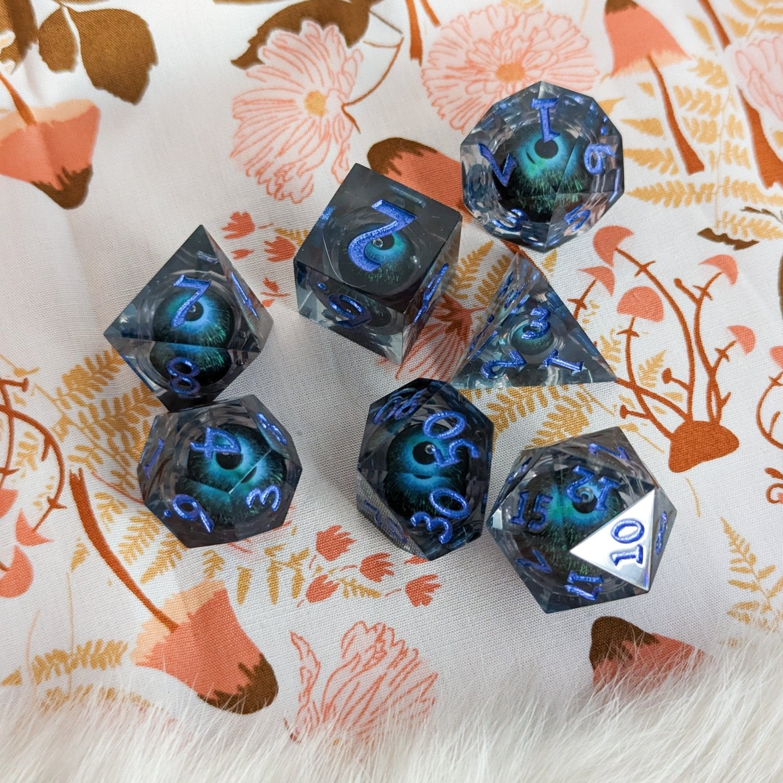 Moving Eye - 7 piece liquid core sharp - edge dice set - The Fourth Place